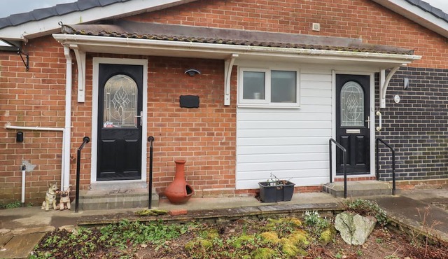 BASE CAMP, pet friendly, with a garden in South Shields