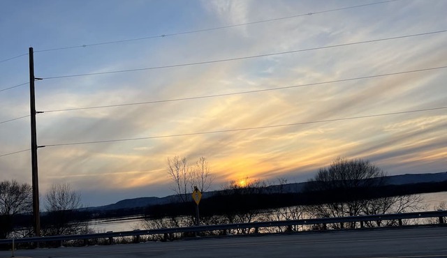 Overlooking Lake Onalaska -- Queen bed + bathroom in nostalgic motel