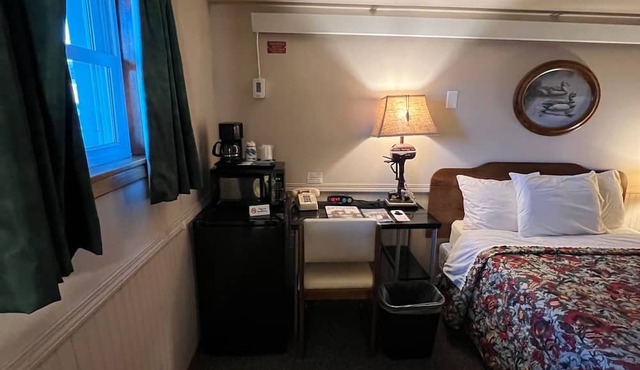 Overlooking Lake Onalaska -- full-size bed + bath in nostalgic motel