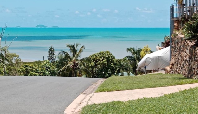 Spacious granny flat on the ground floor, close to shops, beaches, town centre.