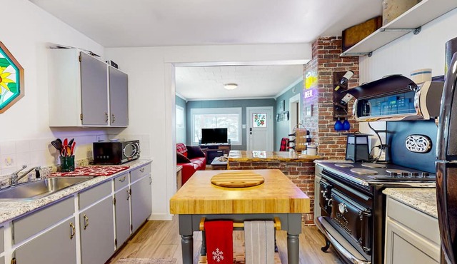 Delightful alpine retreat with deck & games - near ski slopes & trails - dogs ok