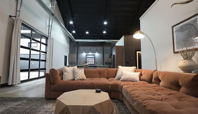 Newly Constructed with indoor pickleball/basketball. Great for larger groups