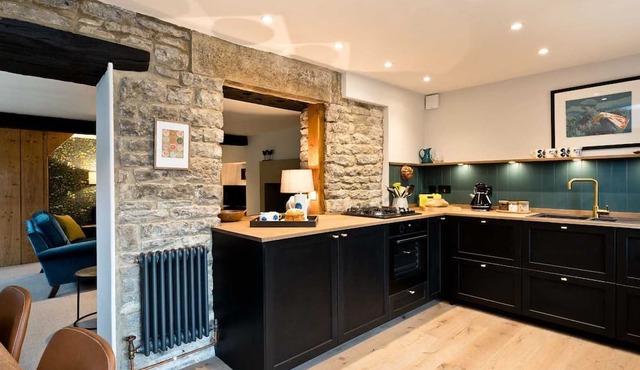 Luxury 2 bedroom boutique cottage in the picturesque village of Litton, sleeps 5