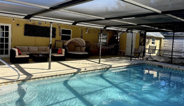 9 miles to beaches. Screened and heated pool. 3 miles to NATHAN BENDERSON PARK.