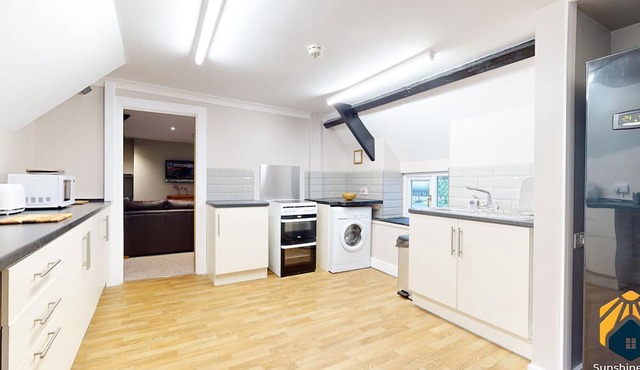 4 Bedroom Apartment with Cosy Pub