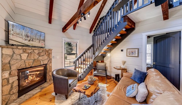 Riverland Retreat- Located in an idyllic riverfront community on the Soque