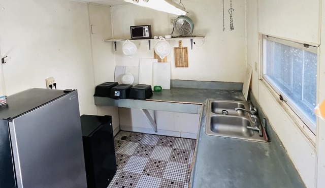 Overlooking Lake Onalaska -- 3 full beds + bath in nostalgic motel