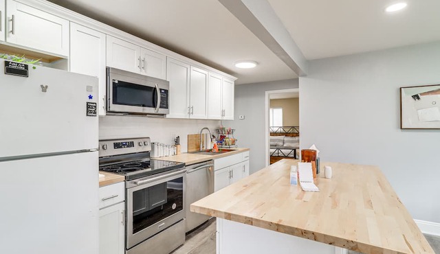 Farmington Hills Vacation Rental, 20 Mi to Detroit