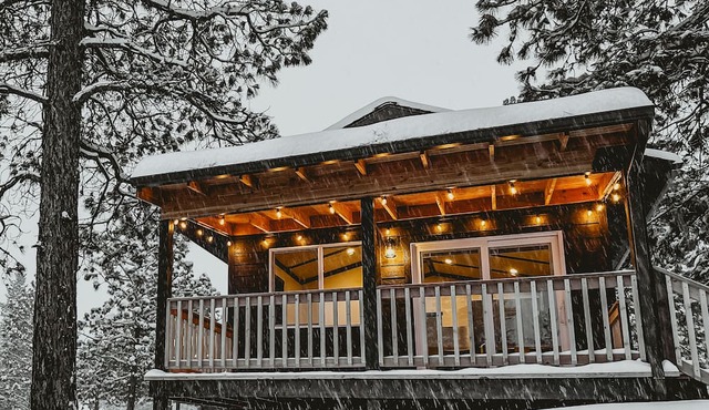 Modern Rustic Cabin. 30 Mins from Glacier Park. Mtn Views and Pond Onsite