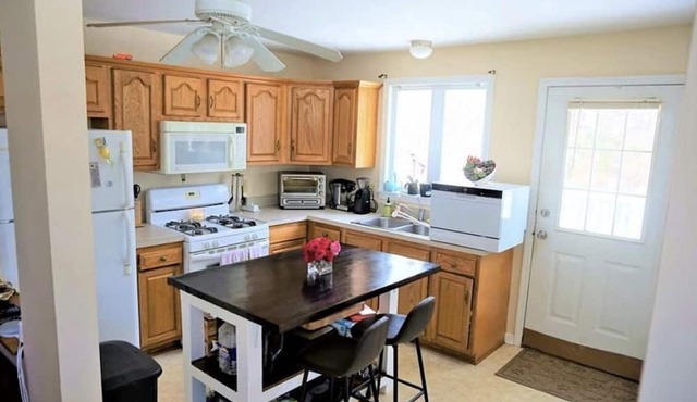 Adorable Fayetteville Ranch, great walkability, close to Town Center