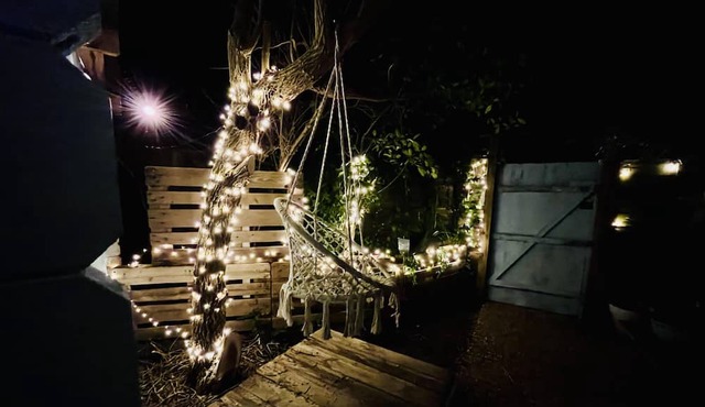 Beautiful Cosy Garden Cabin, 5min walk to beach