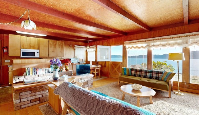 Charming waterfront cottage with panoramic Hood Canal views