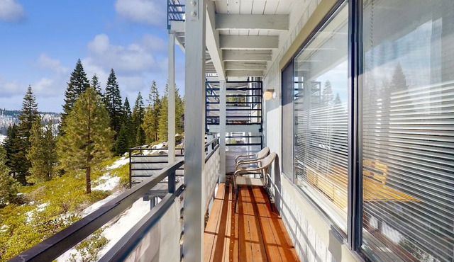 Comfortable condo near China Peak with updates throughout, themed rooms, & W/D