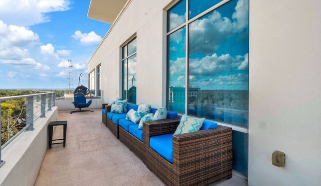 2/2 PENTHOUSE DOWNTOWN with large Billiard room