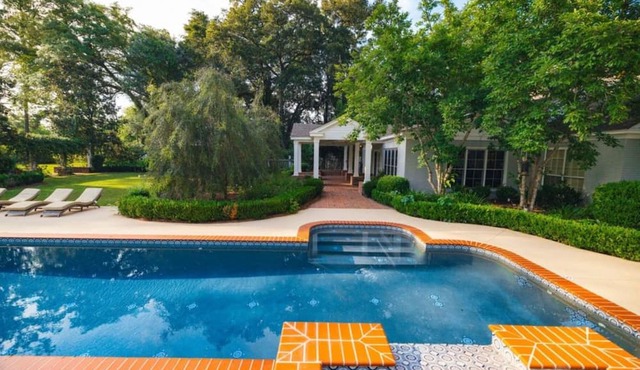 Private Estate: 15 Acres, Lap Pool, 6,000 Sqft, Pond, Sleeps 15