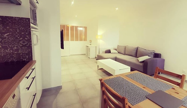 Bright, spacious T2, Lyon