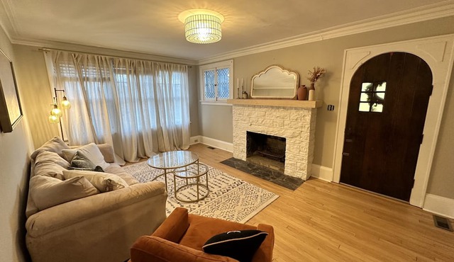 The Cozy Cottage in Bedford. Perfect for a friendly getaway or business stay!