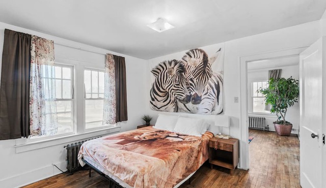 Snuggle-in-the-Jungle: Pet friendly + Smart TV + close to everything in Flint!