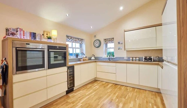 Host & Stay | The Willows