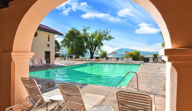 Enjoy Clear Lake with the family in this resort 2BD condo with resort boat dock