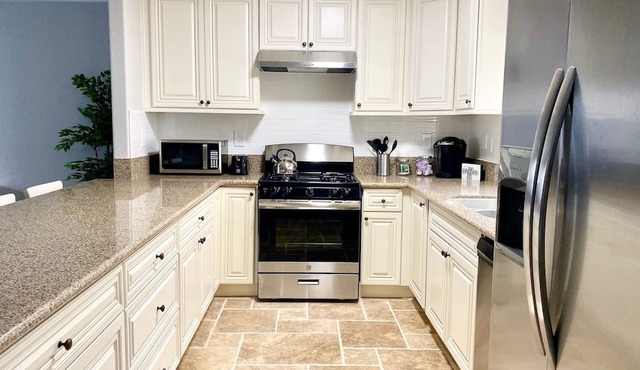 ☆NEW☆Luxuriously Modern Disneyland Getaway 4BR/3BA