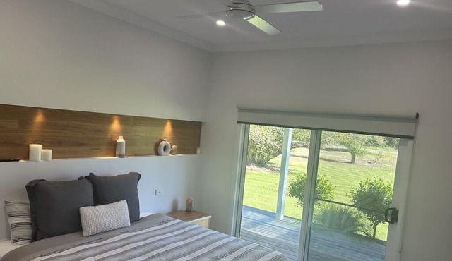 Luxury farm house, Woodside. 10 min to a beach or a 25 min drive to a forest.