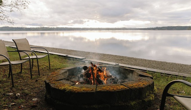 The Cottage on Anderson Island- Waterfront stay with beach, views, and fire pit!