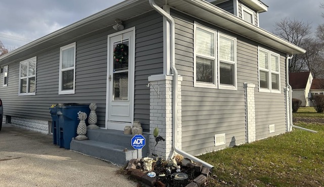 Cozy "pet-friendly" quiet, close to Notre Dame, and in a very safe location.