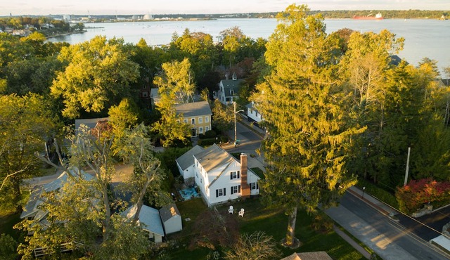 A Curated Cape on the Cove....walk to shops and restaurants in seaside village.