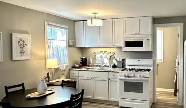 Charming cottage steps from lake, shops & more!