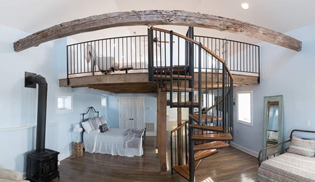 Charming Stable Cottage Located on West Manor Estate