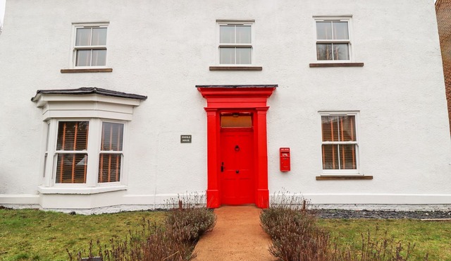 PINFOLD HOUSE, pet friendly, with a garden in Selby