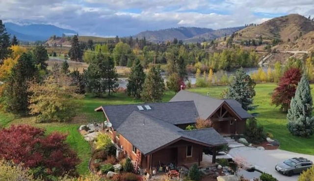 Private River house near Leavenworth on 10 acres