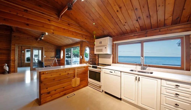 Private beach!! Horizon views of the Chesapeake Bay!! Quaint updated log cabin!!