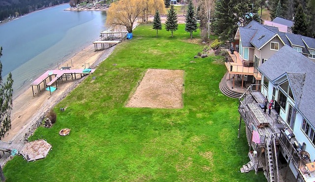 Charming waterfront home with 4 bedrooms 3 bath and WiFi, AC in Laclede Idaho