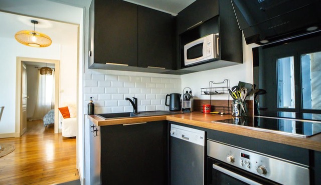 Functional townhouse parking terrace and Emma Queen bed close to trains + centre