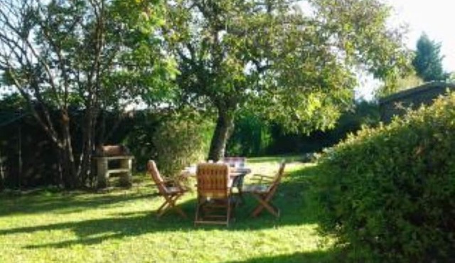 Le Chevrefeuille Pretty, countryside cottage with large private gardens.