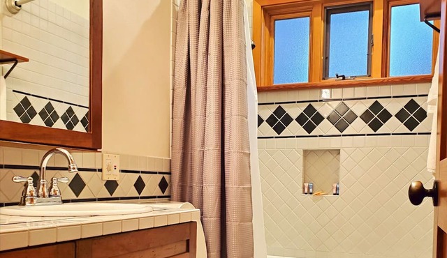 Lakefront Retreat! Luxury suites, hot tub, kayaks and seasonal pool.