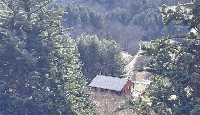 5 Min. from New River! Charming 2-Bedroom Mountain Home, Gorgeous Views, 3 Decks