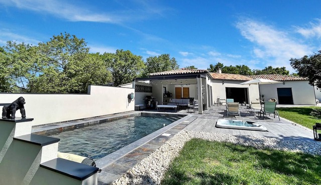 Experience the charm of Sainte Cécile Les Vignes in this delightful, air-conditioned villa, an idyll