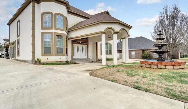 Mini Mansion 5-bedroom house in lovely Whitehouse with WiFi, Sauna, etc.