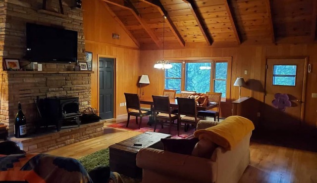 In-Town Cottage with in-Woods vibe