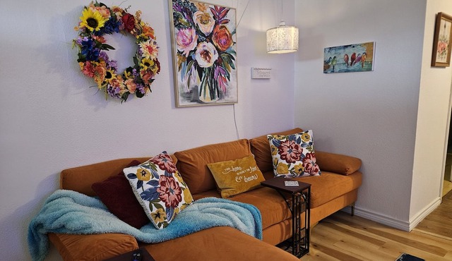 Cute and cozy 2 bedroom cottage - centrally located and charming!
