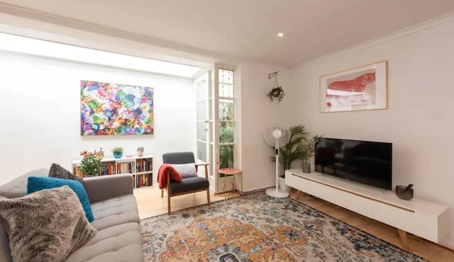 Funky 1 BR home in Fitzroy on Brunswick street!