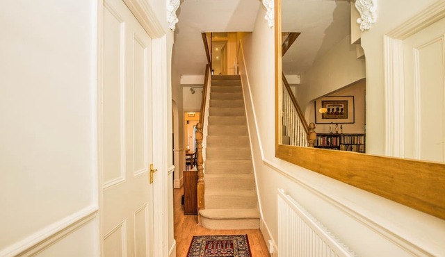 Delightful Epsom Home, London/Surrey,sleeps 7/8, Garden, Off Street Parking