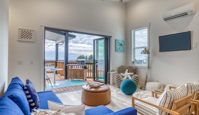 Ocean Views, NanaWall Glass Doors, Chef’s Kitchen in New Build Above Neskowin!