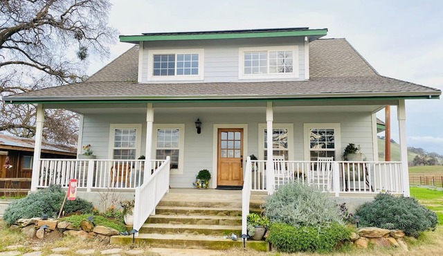 Tranquil Farmhouse nestled in the hills minutes to beautiful wine country.