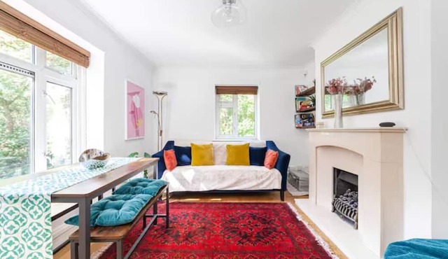 Unique & Airy 3BR Apt w/balconies, Snaresbrook