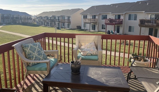 Cheerful 3 bedroom townhouse with fireplace, deck