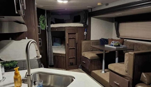 Cozy small camper in a quiet neighborhood and enjoy the sounds of nature